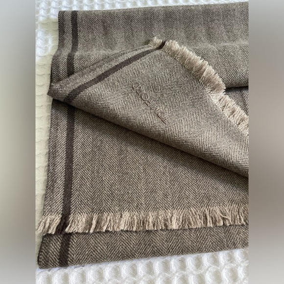 TOM FORD scarf in 16.5-micron wool herringbone is a great choice. Greyish Brown - Picture 4 of 7